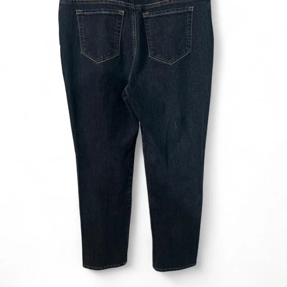 Women's dark wash straight leg jean by Gloria Vanderbilt size 10‎ (m5)